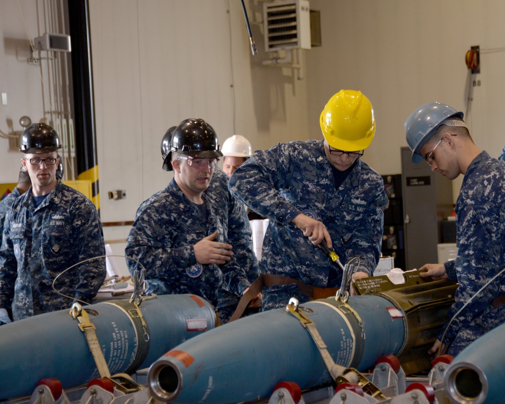 Sailors participate in Mine Readiness Certification Inspection