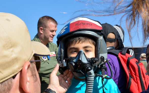 US airmen host Make-A-Wish, Teletón children at FIDAE