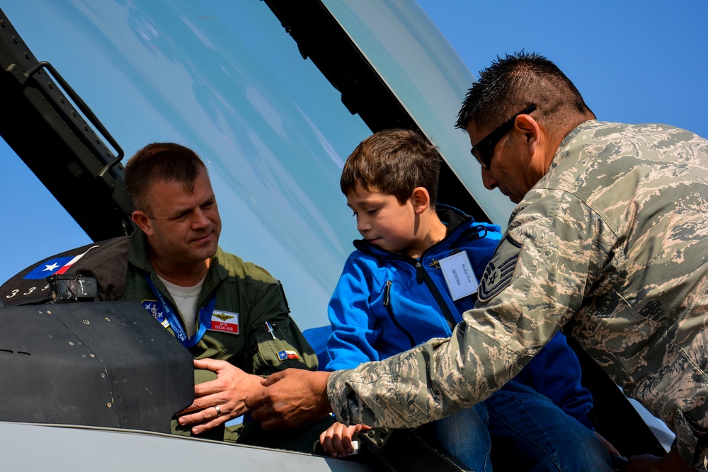 US airmen host Make-A-Wish, Teletón children at FIDAE