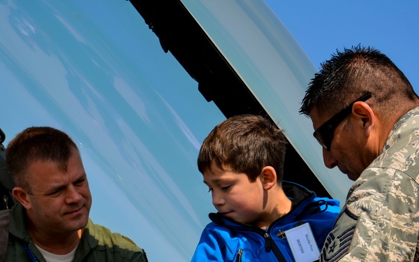 US airmen host Make-A-Wish, Teletón children at FIDAE