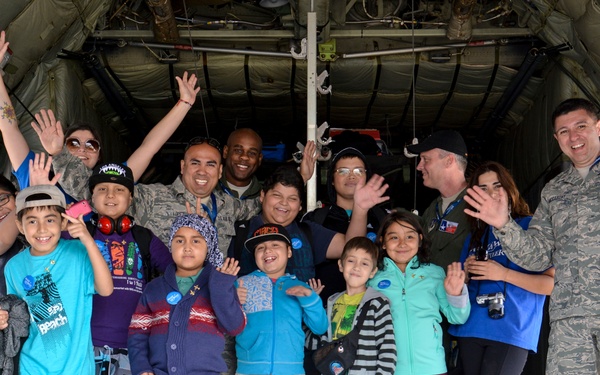 US airmen host Make-A-Wish, Teletón children at FIDAE