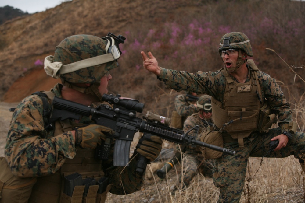 Marine from East Lansing, Mich. leads platoon during Ssang Yong 14