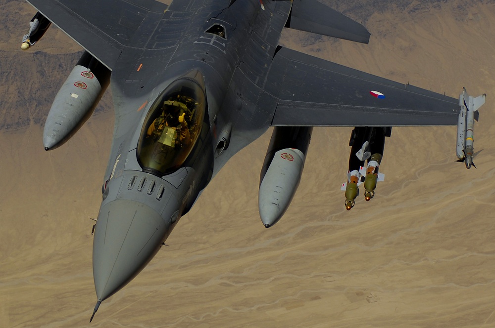 Royal Netherlands Air Force F-16 Fighting Falcon refuels