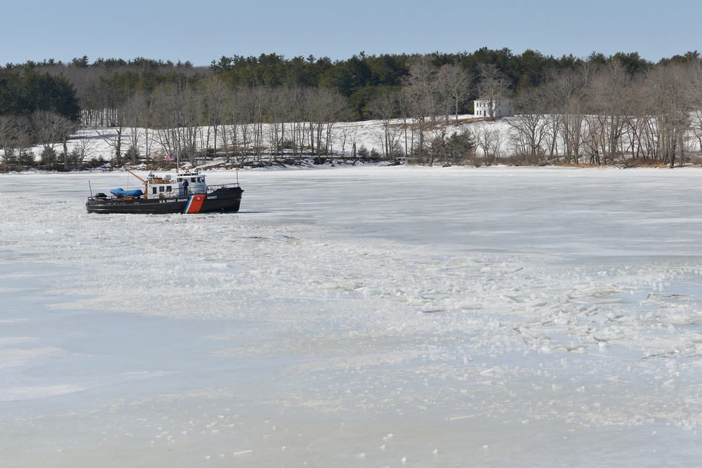 CGC Thunder Bay conducts Kennebec River Breakout