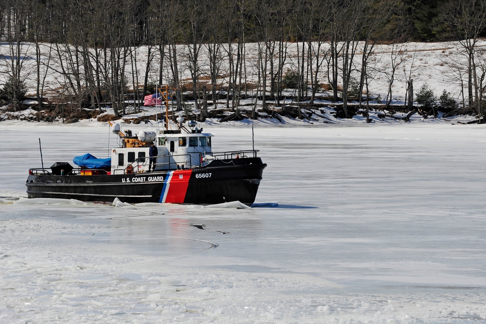 CGC Thunder Bay conducts Kennebec river breakout