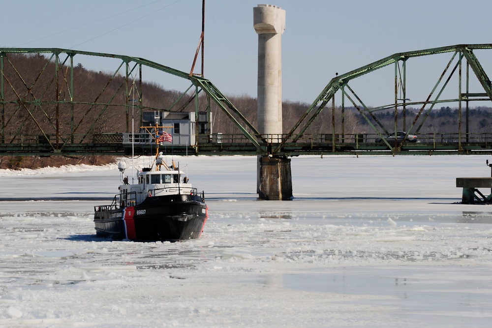 CGC Thunder Bay conducts Kennebec River breakout