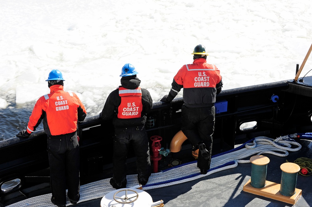 CGC Thunder Bay conducts Kennebec River breakout