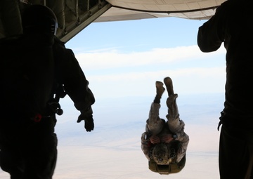 Recon Marines take to skies during double-bag static line course