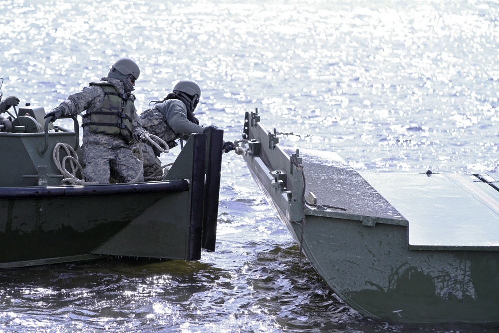 299th Engineer Company soldiers execute frigid Mississippi River ribbon bridge mission