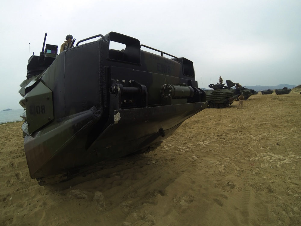 Marines storm beach during SSang Yong 14