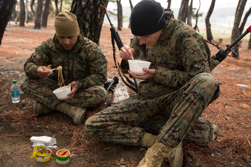 ROK, US Marines share a meal