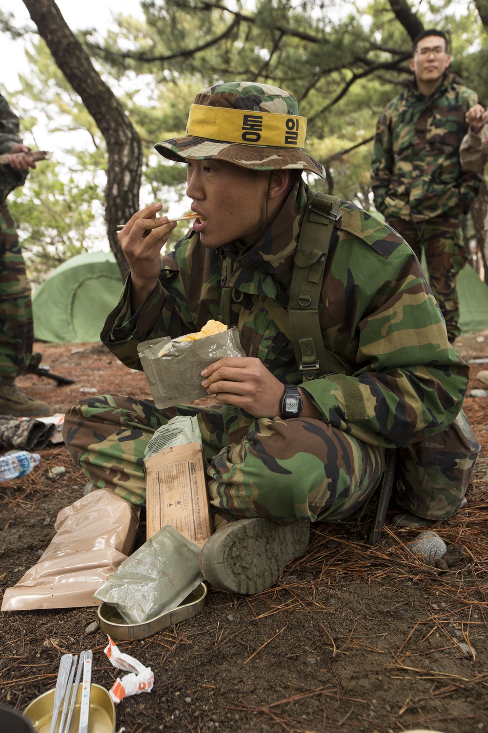 ROK, US Marines share a meal