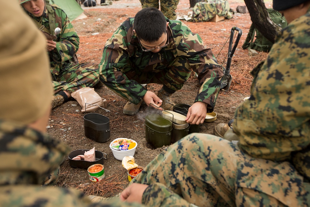 ROK, US Marines share a meal