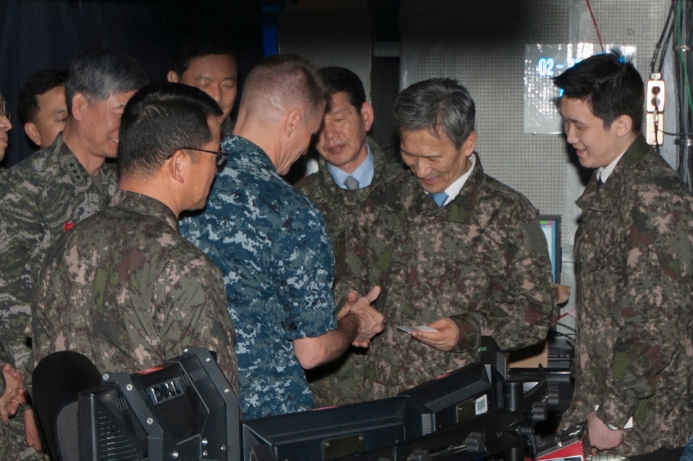Bonhomme Richard hosts ROK defense minister