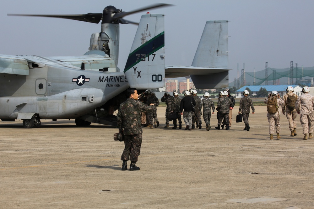 ROK, US Marines Integrated Amphibious Assault during Ssang Yong 14