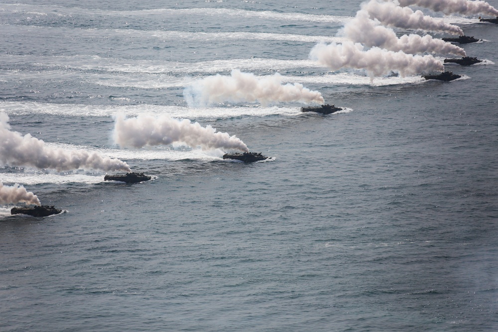ROK, US Marines Integrated Amphibious Assault during Ssang Yong 14