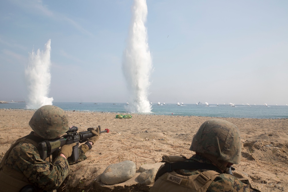 Waves of ROK, U.S. Marines roll onto beach
