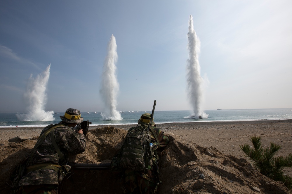 ROK, US Marines Intergraded Amphibious Assault during Ssang Yong 14