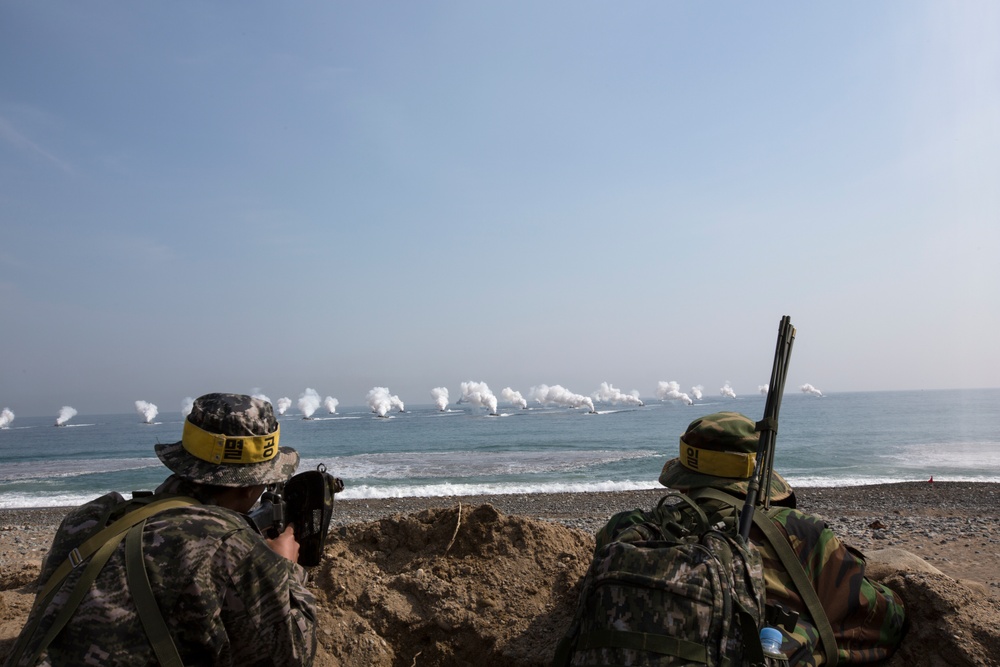 ROK, US Marines Intergraded Amphibious Assault during Ssang Yong 14