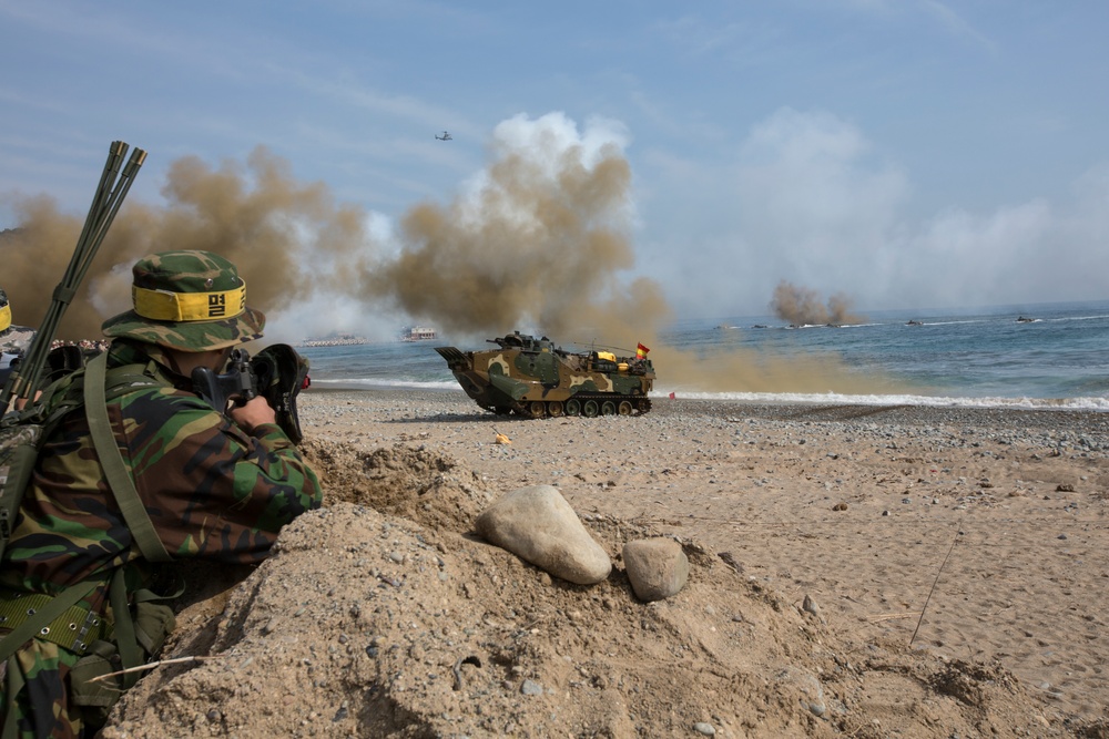 ROK, US Marines Intergraded Amphibious Assault during Ssang Yong 14