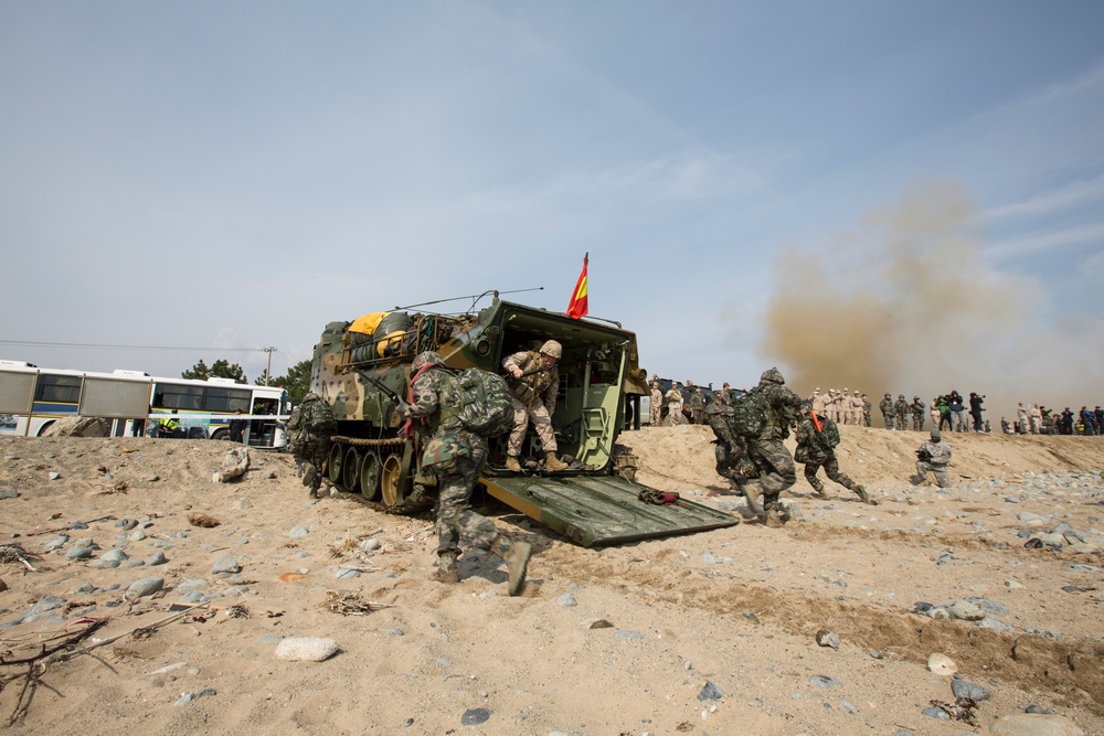 ROK, US Marines Intergraded Amphibious Assault during Ssang Yong 14