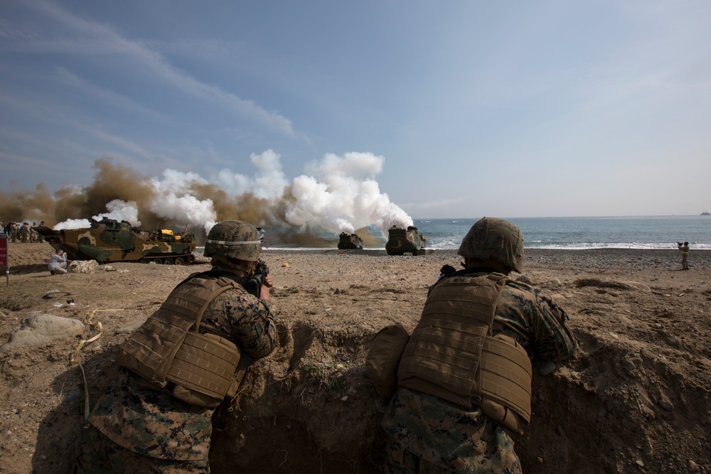 ROK, US Marines Intergraded Amphibious Assault during Ssang Yong 14