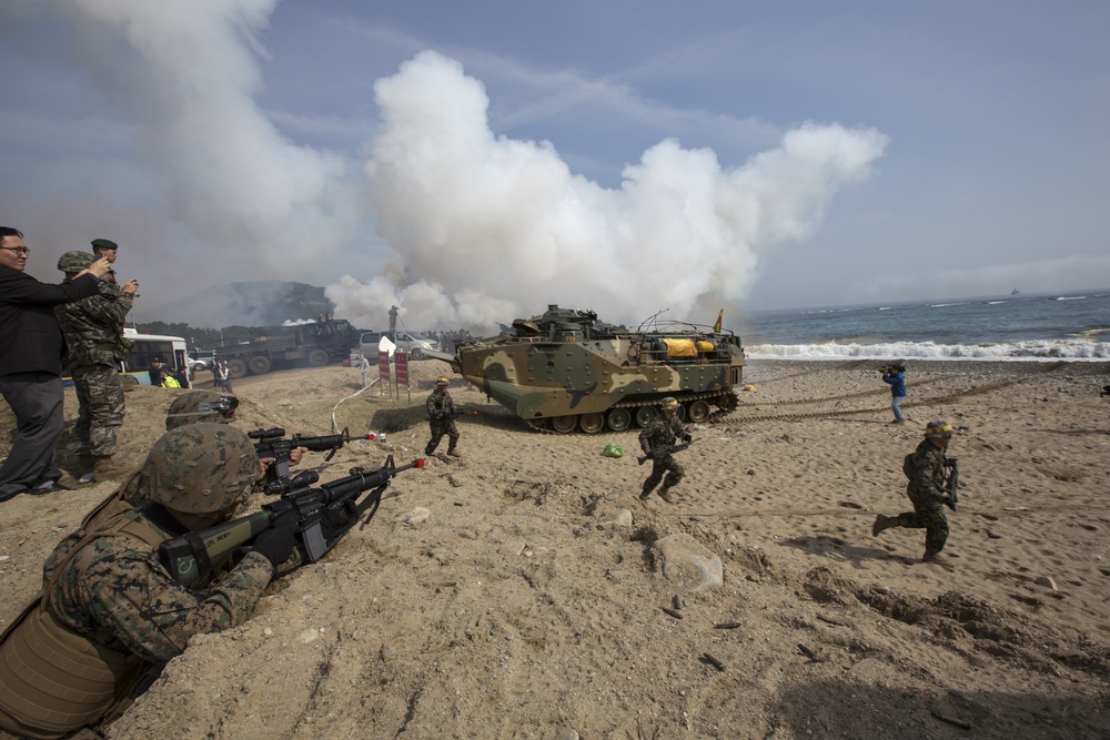 ROK, US Marines Intergraded Amphibious Assault during Ssang Yong 14