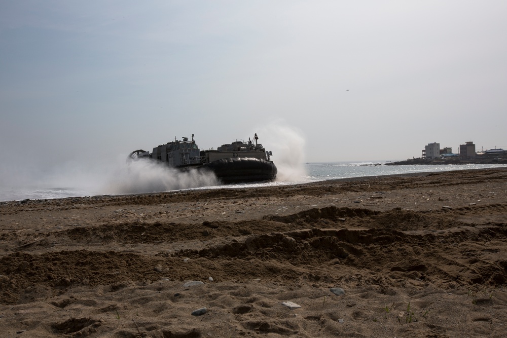 ROK, US Marines Intergraded Amphibious Assault during Ssang Yong 14