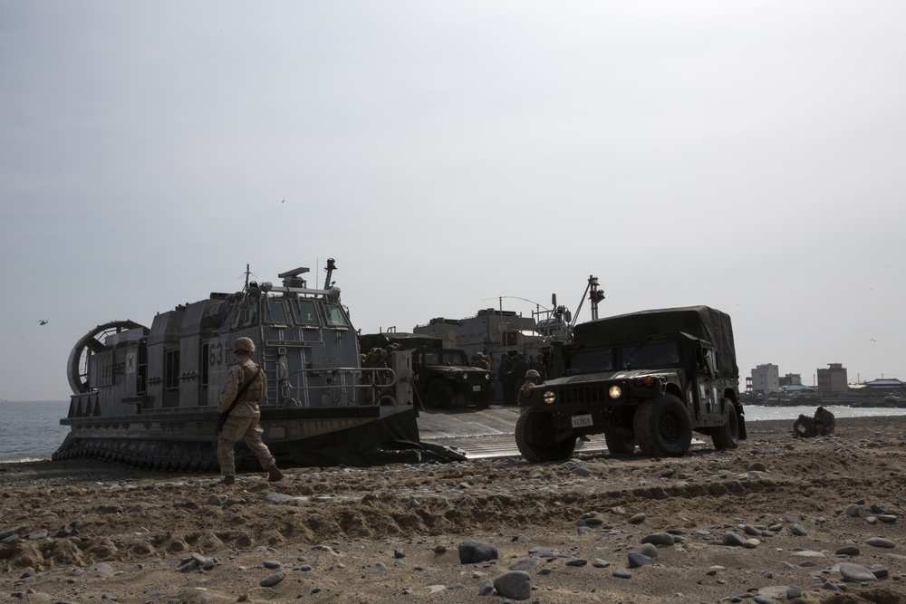 ROK, US Marines Intergraded Amphibious Assault during Ssang Yong 14