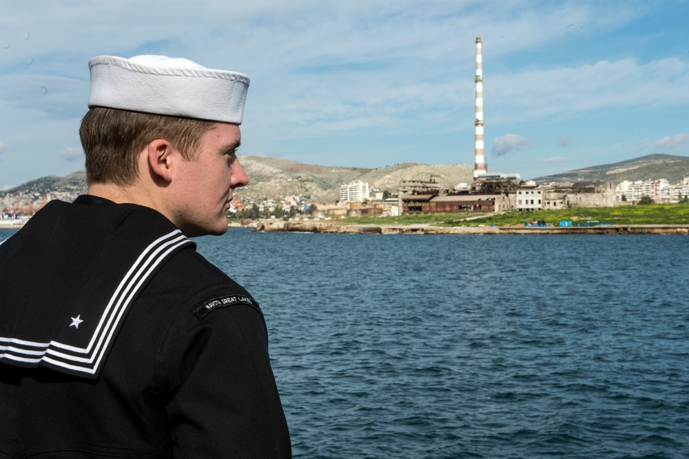 USS Philippine Sea moors in Piraeus