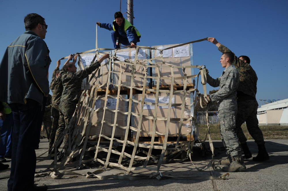 Arranging pallet straps