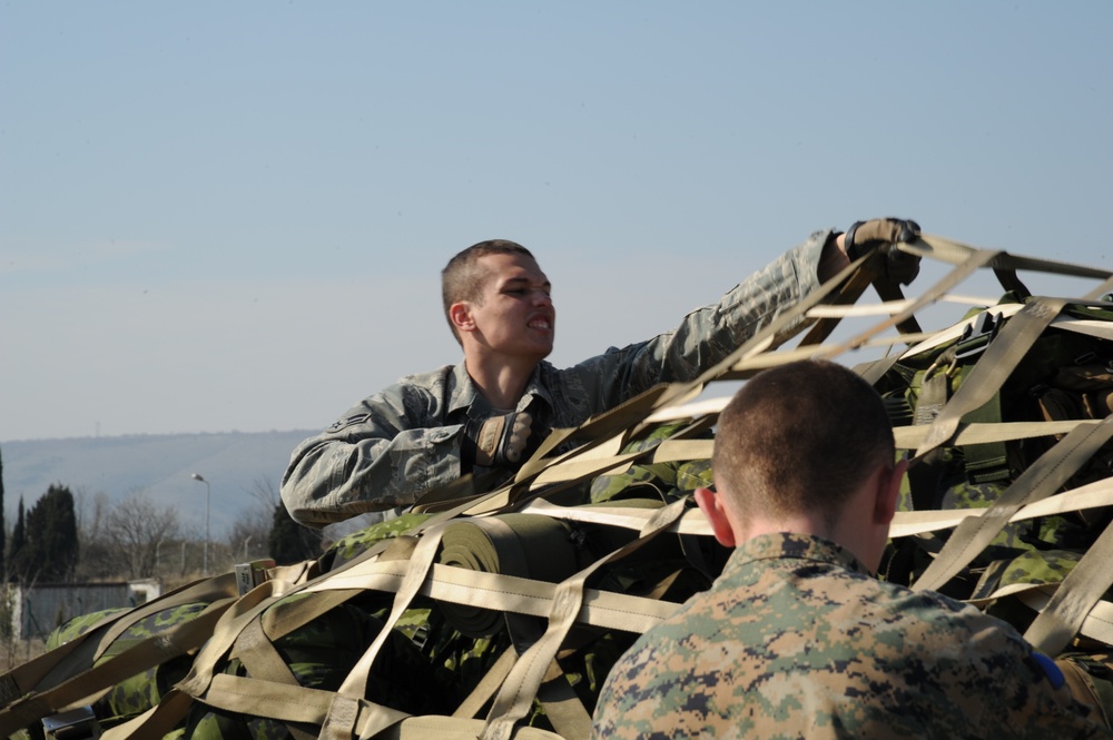 Arranging cargo straps