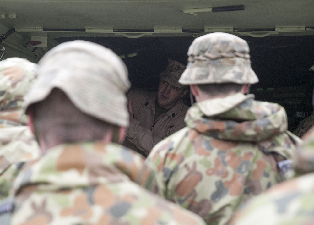 Knowledge is power shared between U.S. Marines, Australian Army during Ssang Yong 2014