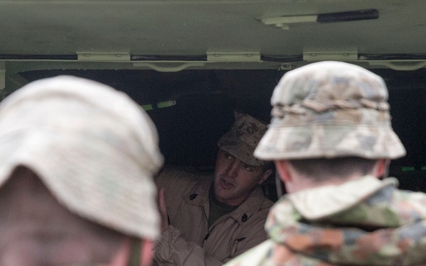 Knowledge is power shared between U.S. Marines, Australian Army during Ssang Yong 2014