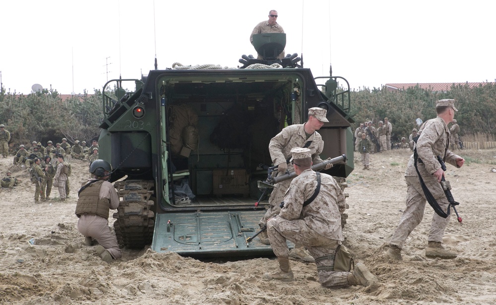 Knowledge is power shared between U.S. Marines, Australian Army during Ssang Yong 2014