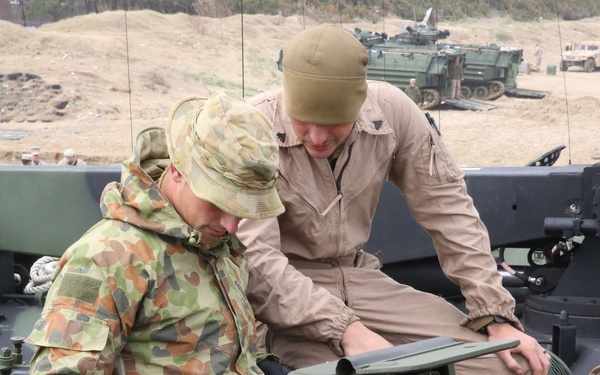 Knowledge is power shared between U.S. Marines, Australian Army during Ssang Yong 2014
