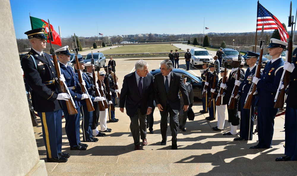 Secretary of Defense Chuck Hagel hosts an honor cordon