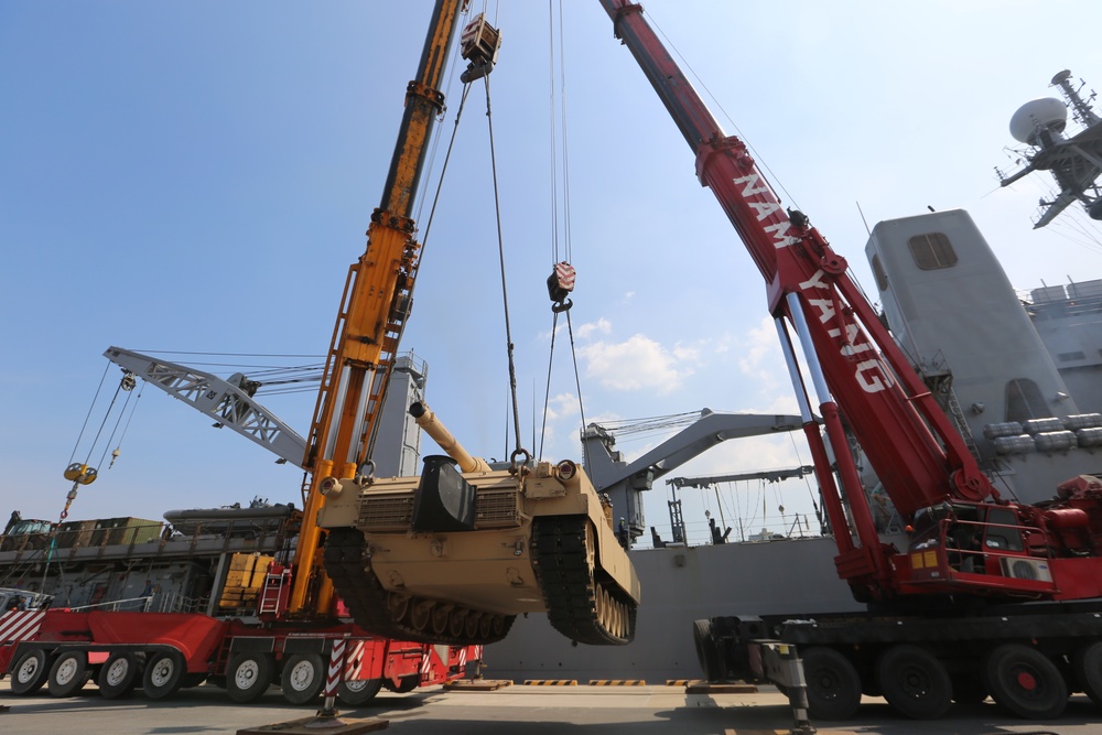 Tanks, cranes and maritime prepositioning force ships