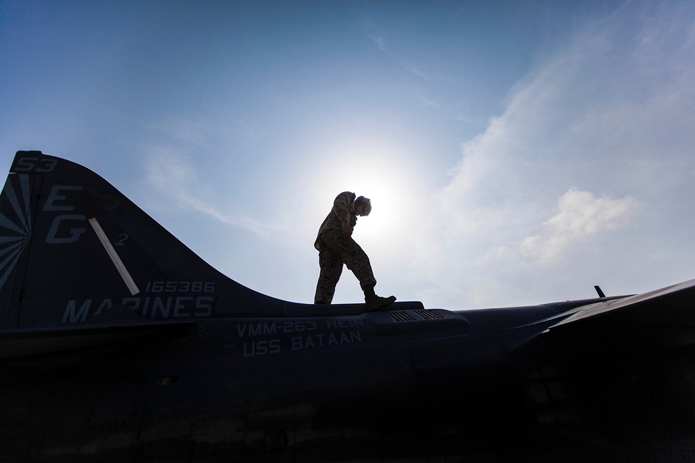 22nd MEU Harrier Marines conduct air-to-ground training with French pilots