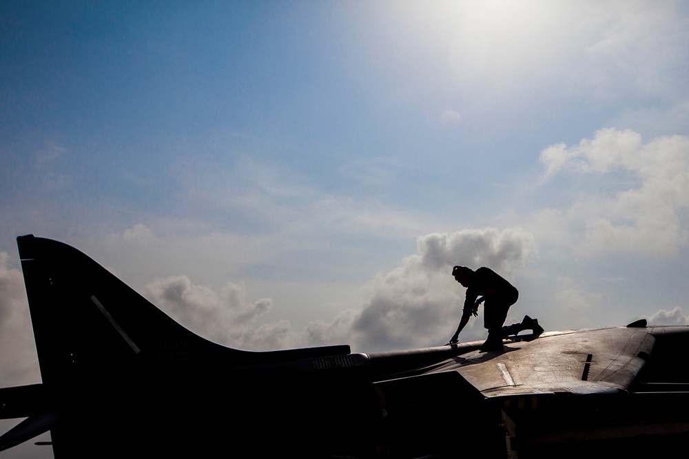 22nd MEU Harrier Marines conduct air-to-ground training with French pilots
