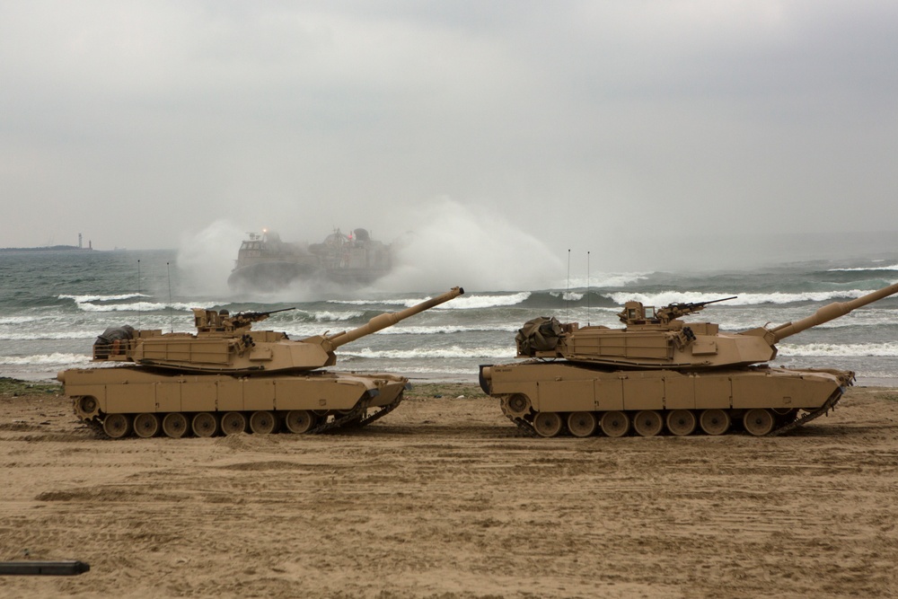 M1A1 Abrams Tanks offload during Ssang Yong 14