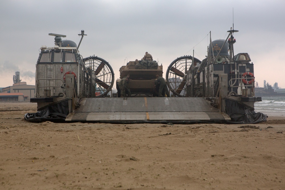 M1A1 Abrams Tank offload during Ssang Yong 14