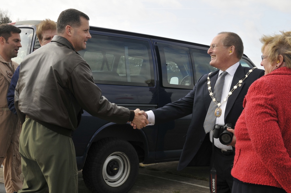 The Worshipful The Mayor of St. Edmundsbury, Councillor Ian Houlder visits the 493rd Fighter Squadron