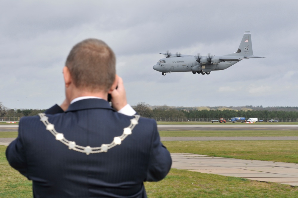 The Worshipful The Mayor of St. Edmundsbury, Councillor Ian Houlder visits the 493rd Fighter Squadron