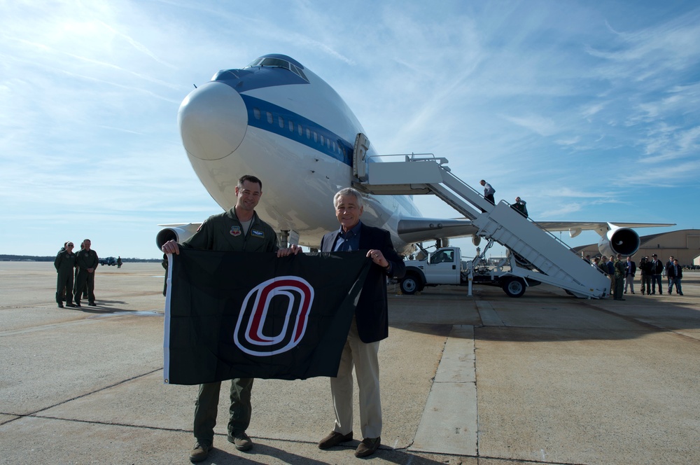 Hagel hold University of Nebraska flag