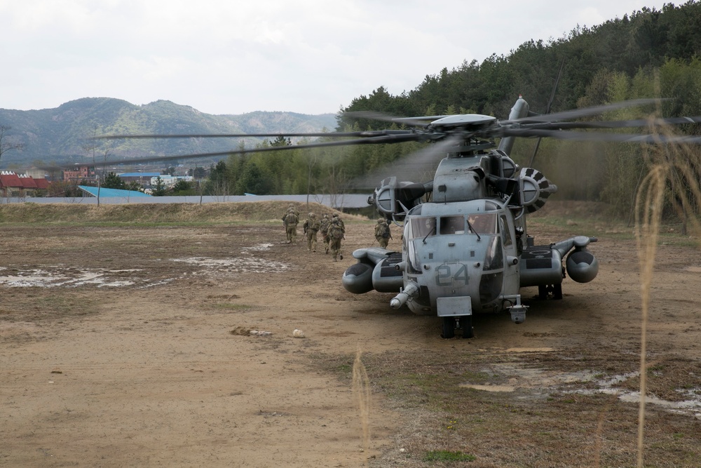 Aussies, U.S. Marines conduct vertical assault