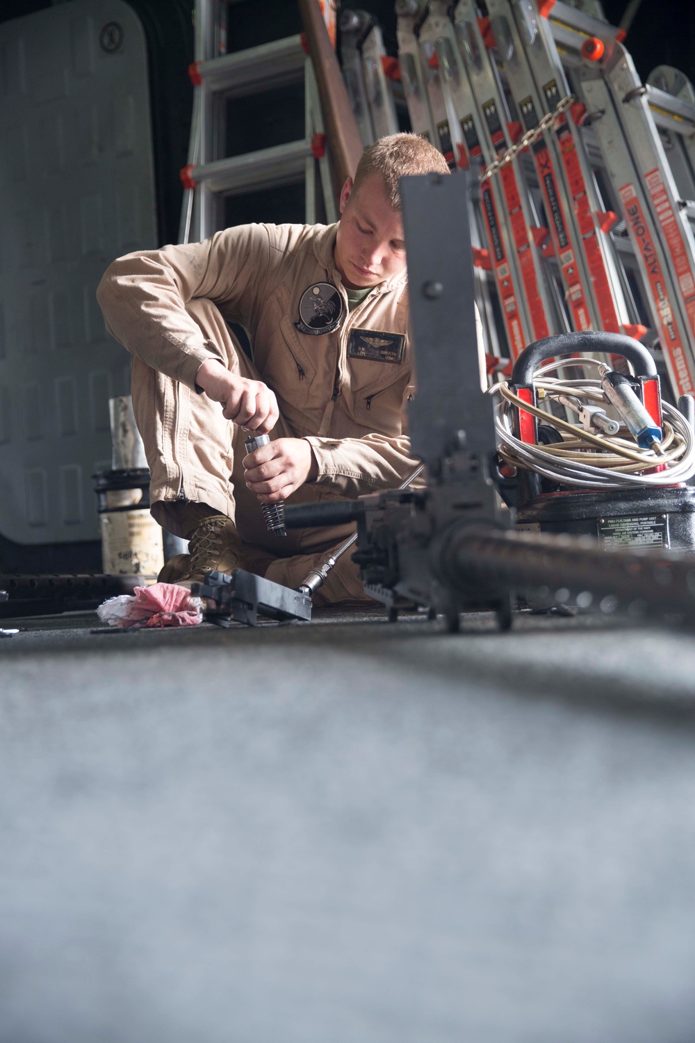 VMM-263 (Rein.) Marines keep gear up and running