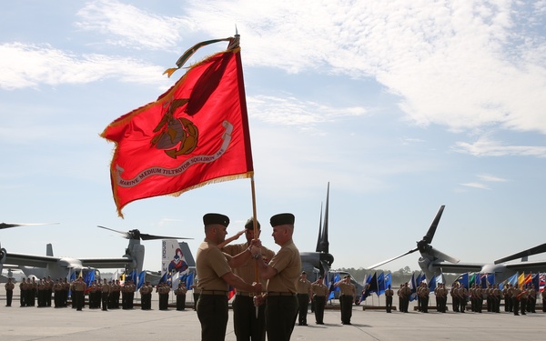 VMM-365 conducts change of command