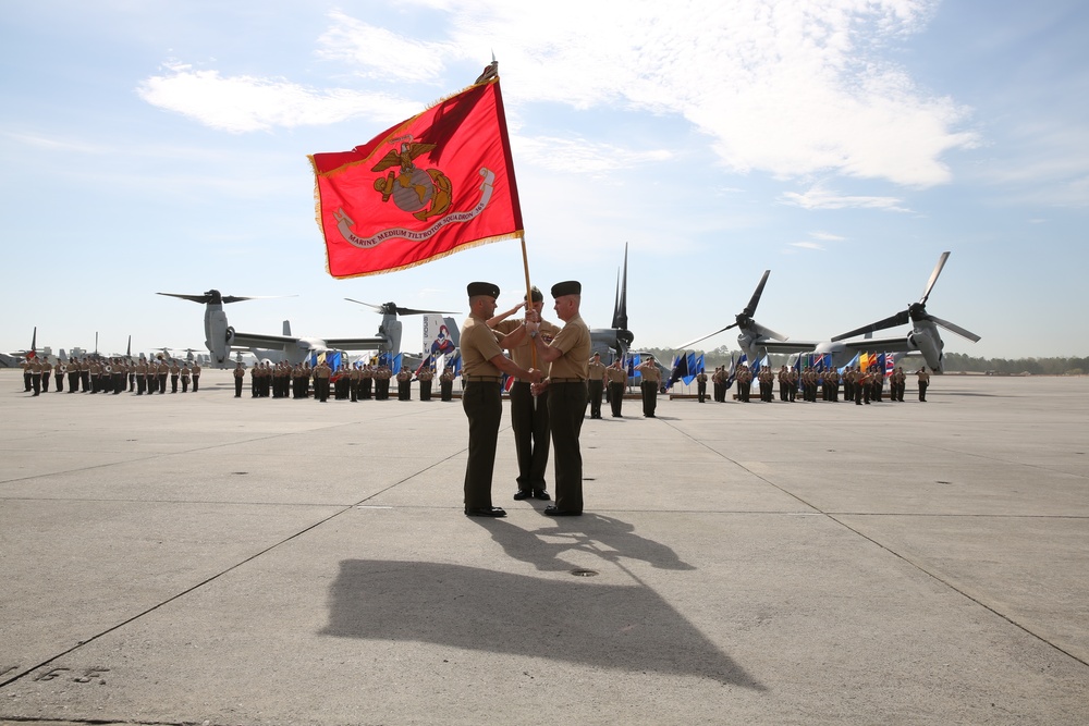 VMM-365 conducts change of command