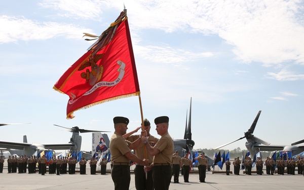 VMM-365 conducts change of command